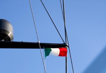 Bandiera a scelta, ma non a caso: i retroscena giuridici e fiscali dello yachting moderno